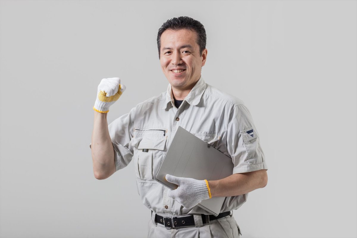 ポーズを決める作業服の男性 (2)